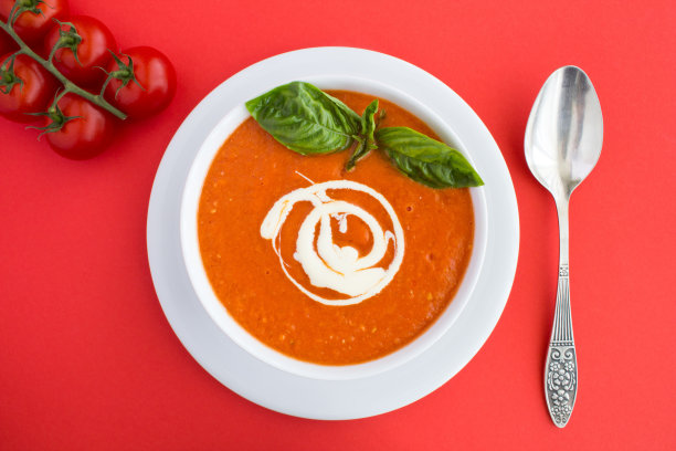 红底白碗番茄酸奶油汤图片下载