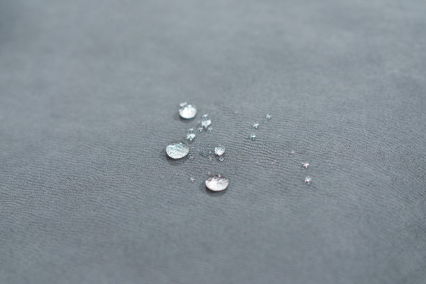 防水纺织材料上的水滴-景深短。图片下载