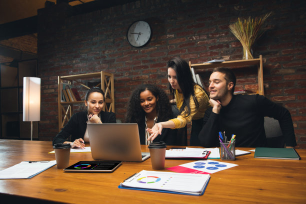 同事在现代的办公室里一起工作，在创意会议期间使用设备和小工具图片下载