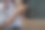 女孩坐地铁，用智能手机图片下载