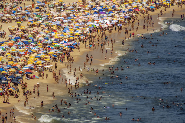 拥挤的伊帕内玛海滩图片下载