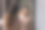 迷人的拉丁女人看着镜子，握着刷子，抹着粉图片下载