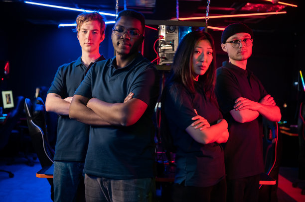 三男一女代表团队参加电子竞技锦标赛图片下载