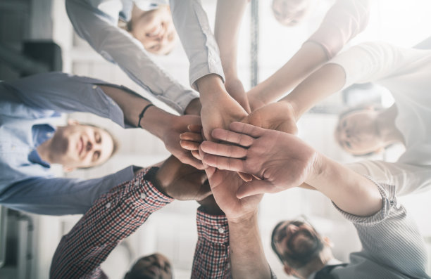堆栈的手中。团结协作的理念。图片下载