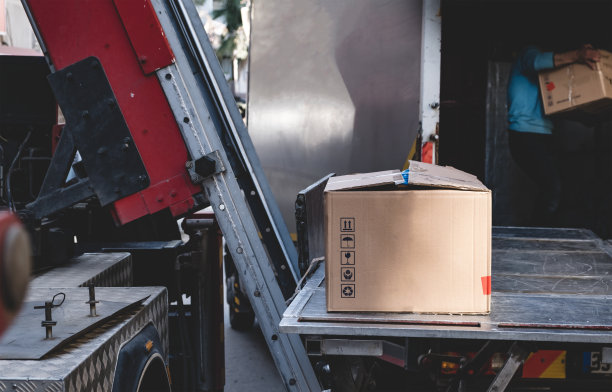 搬家公司借助电梯搬运房屋图片下载