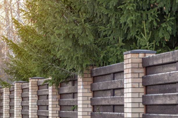 用砖块和木板做成的篱笆图片下载