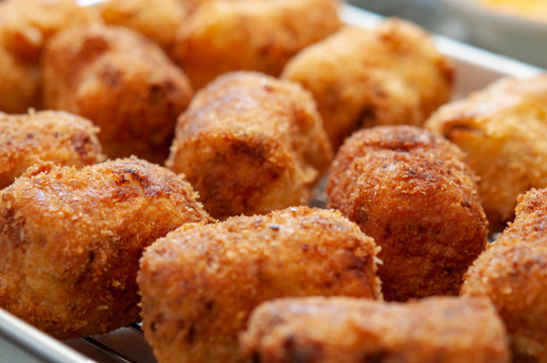 自制丸子在铝制托盘上精心烹制的特写照片。厨房的一个场景。日本。图片下载
