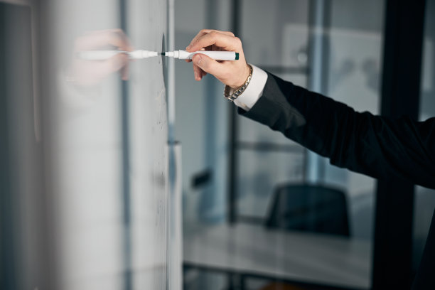 男企业家在办公室的白板上手写图片下载