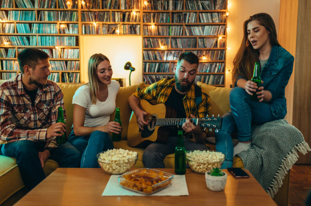 一群朋友在家里弹吉他，喝啤酒图片下载