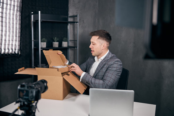 英俊的年轻人在演播室录制开箱录像图片下载