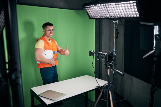 快乐的建设者用智能手机录制视频并竖起大拇指图片下载