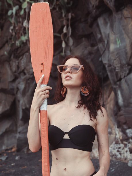 穿着时尚泳衣的女孩在海滩上休息图片下载