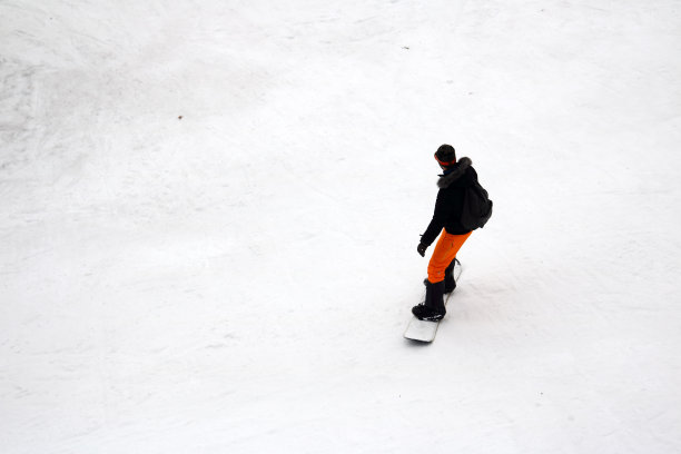 在山上滑雪图片下载