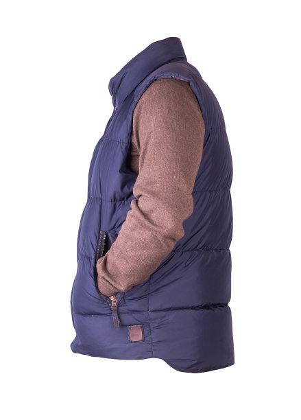 无袖夹克和毛衣孤立在白色背景。图片下载