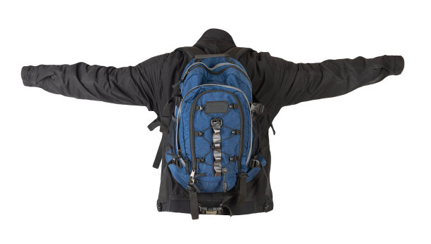 黑色的背包穿着红色的夹克孤立在白色的背景。图片下载