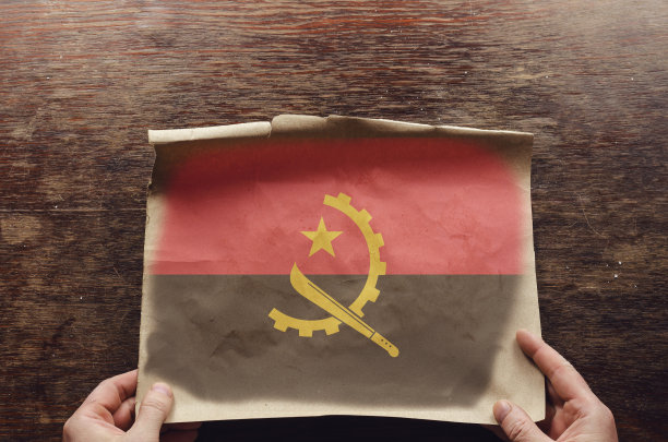 一张破纸上印着一面红黑相间的安哥拉国旗。图片下载