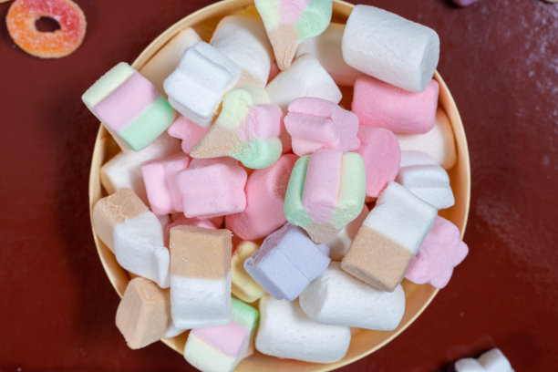 杯子与不同颜色的甜棉花糖近距离图片下载