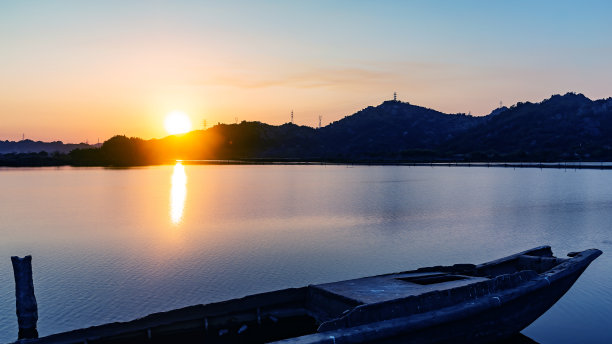 小船停在湖上，等待太阳落山图片下载