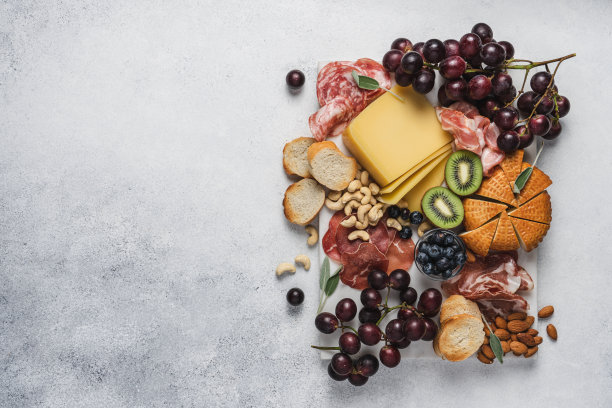 葡萄酒开胃在白色的背景图片下载