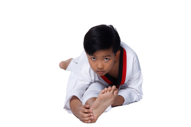 跆拳道空手道少年运动员展示传统格斗图片下载