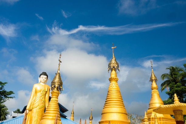 金佛造像和宝塔都与碧空相映，实兑缅甸图片下载