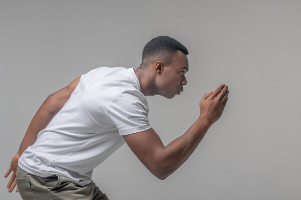 在光的背景下运行的非洲裔美国人的概况图片下载