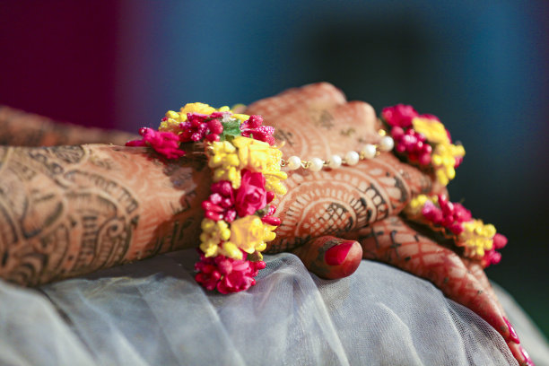 新娘的手由印度曼海蒂艺术装饰，以及珠宝“u2019”和彩色手镯图片下载