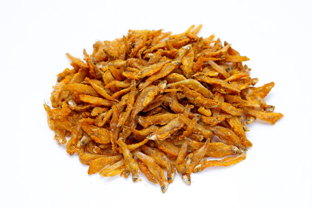 炸凤尾鱼在白色的背景。图片下载