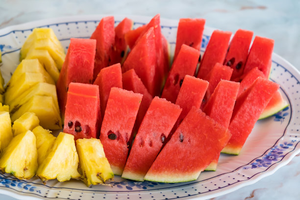 西瓜和菠萝配白碟图片下载