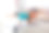 在家在线锻炼。一张中年男子在笔记本电脑显示器前进行平衡训练的照片图片下载