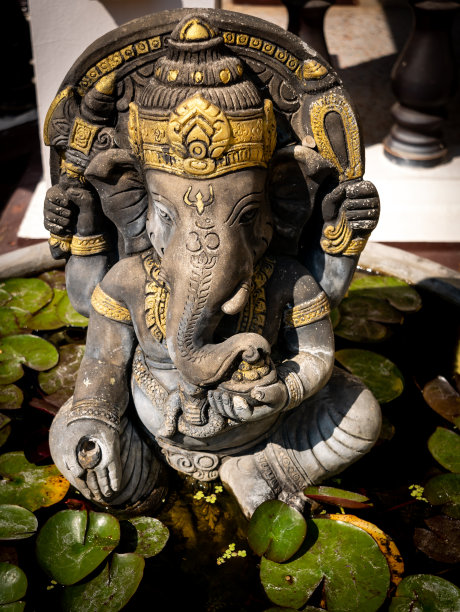 甘尼萨雕像坐在锅上图片下载