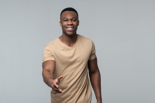 快乐的年轻人伸出他的手向前图片下载