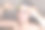 女人在用按摩轮做面部按摩。图片下载