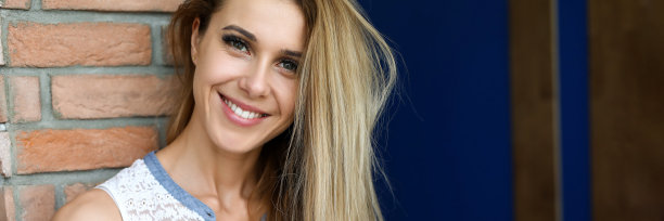 微笑的白人女孩拿着木尤克里里图片下载