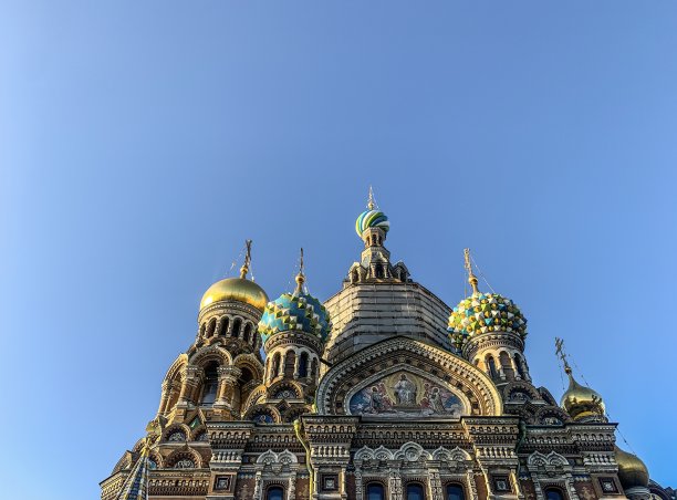 蓝天背景下的著名俄罗斯东正教教堂图片下载