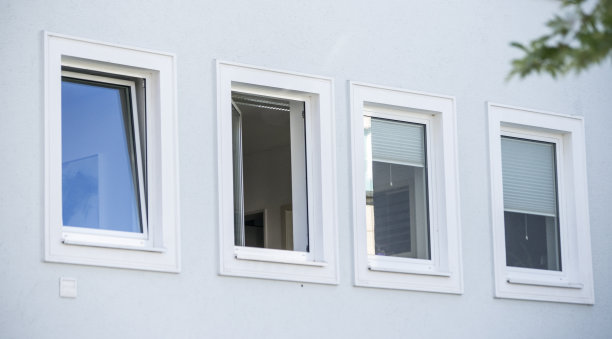 新式设计房屋的现代窗户图片下载