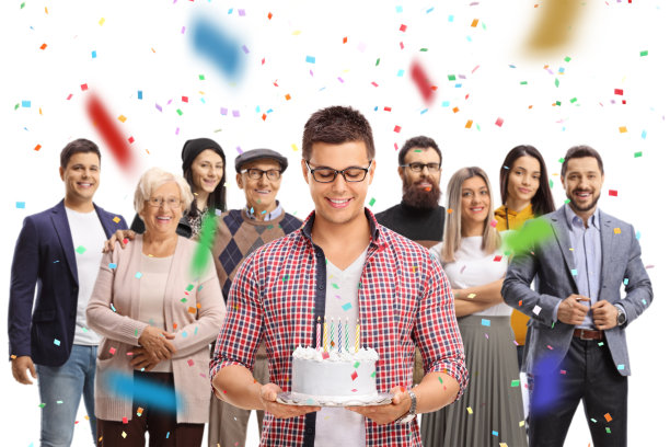 人们在庆祝一个年轻人的生日图片下载