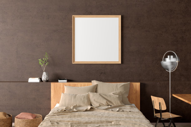 方形空白海报框架模拟在室内的工业卧室棕色混凝土墙上。图片下载