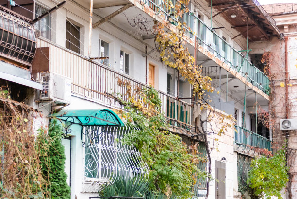 塞瓦斯托波尔庭院的共享阳台图片下载