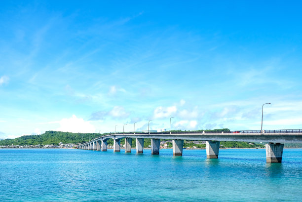冲绳岛上的一座大桥图片下载