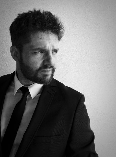 黑白肖像优雅的男子与胡子。图片下载