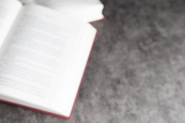 模糊打开的书背景与复制空间。图片下载