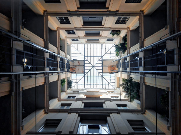 建筑内部的等距底部视图。图片下载