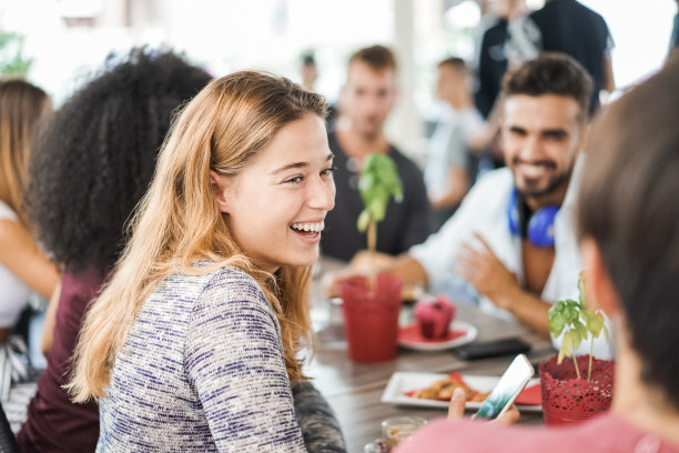 年轻人在酒吧餐厅吃早餐和喝冰沙-关注女孩的脸图片下载