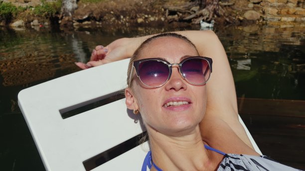 女人在拍自画像。用智能手机拍摄照片和视频。女孩，休息，放松，戴着墨镜走路，自拍。博客播放视频视频。图片下载