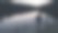 剪影旅行者拍摄风景在森林，河流。木材码头。一个女人拍了漂亮的黑魔法夜景。女孩用相机拍照。图片下载