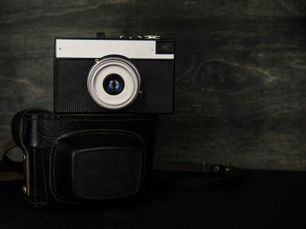 黑色背景上的老式相机。复古的照片相机。古董。图片下载
