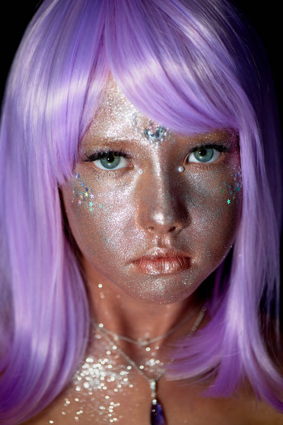 一个有着紫色头发和闪亮皮肤的女孩。一个皮肤发光的外星人或者仙女图片下载