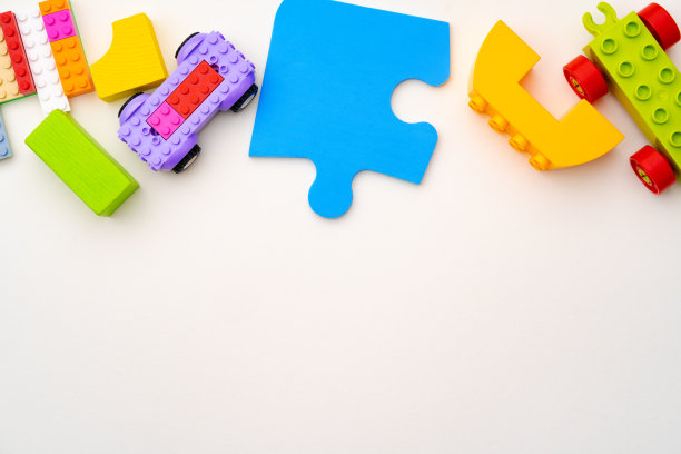 白色背景上的儿童塑料构造器的细节图片下载