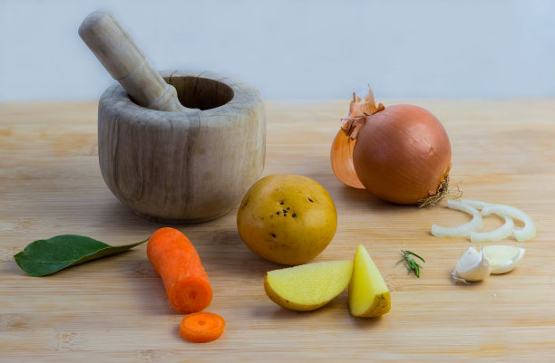 木桌上放着各种各样的蔬菜图片下载